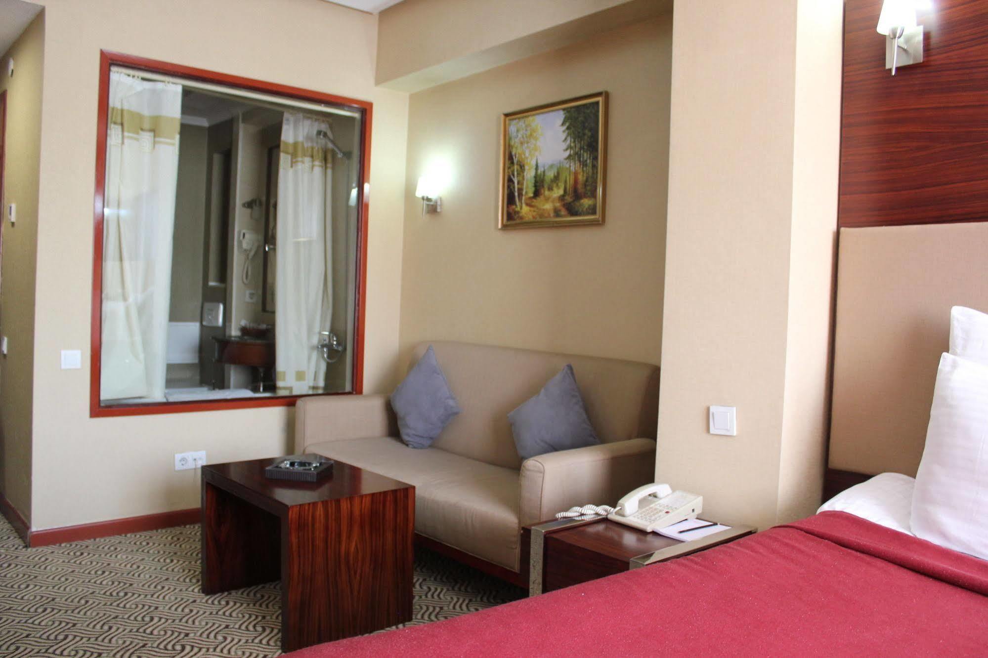 Grand Aiser Hotel Almaty Exterior foto