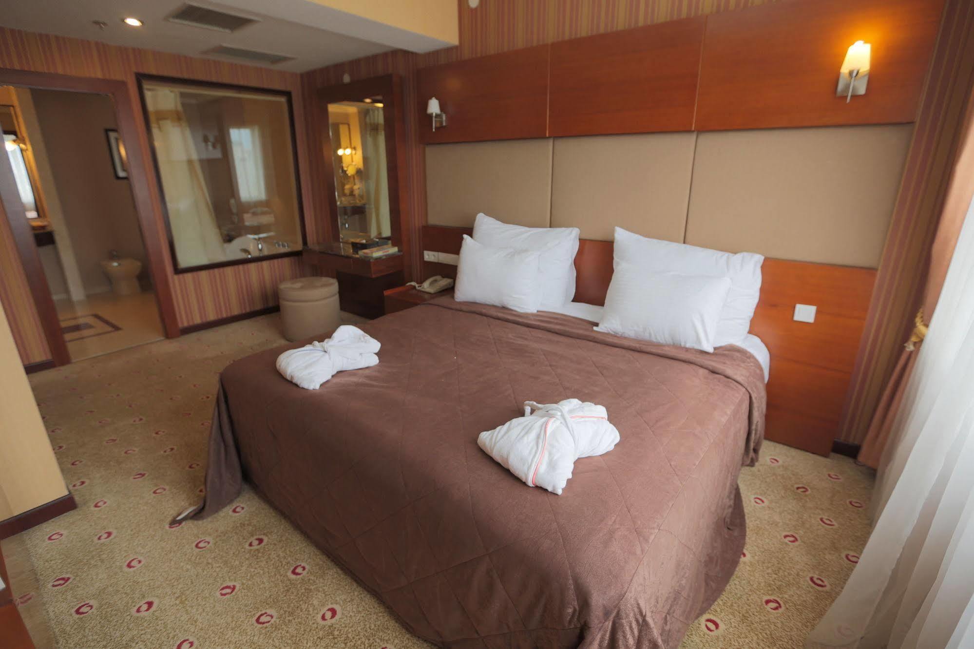 Grand Aiser Hotel Almaty Exterior foto
